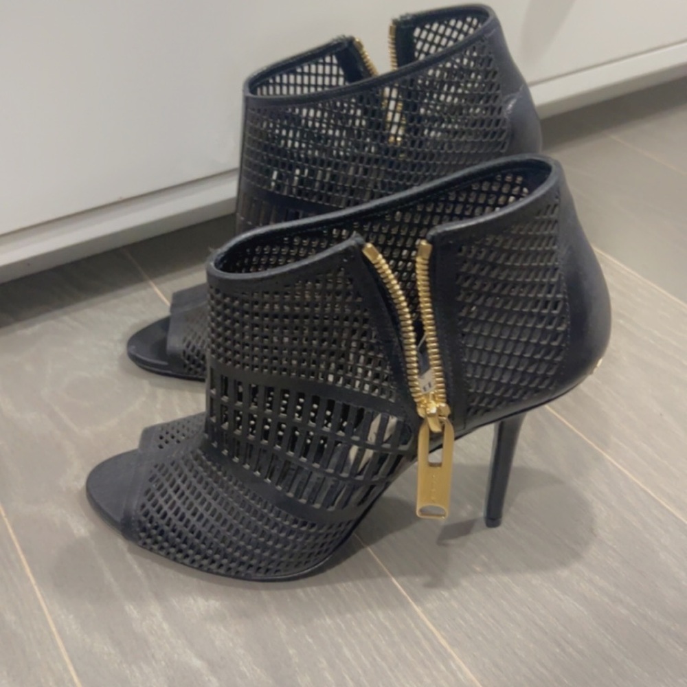 Burberry black leather open-toe ankle booties – size US 8.5 – authentic